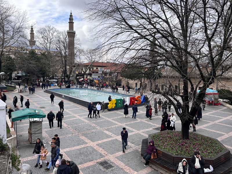 Bursa-place-Orhan-Gazi-devant-Ulu-Camii.