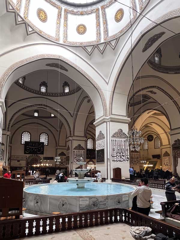 Bursa-Ulu-Cami-shadirvan-sous-la-coupole-(19e).