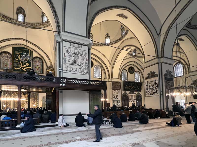Ulu-Cami-piliers-de-la-mosquee-aux-20-coupoles