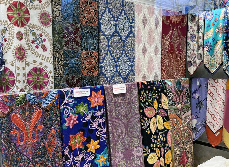 Foulards en soiei du Koza-Han.
