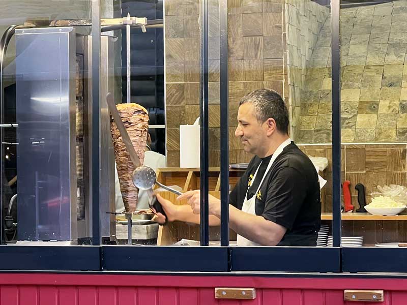 cuiisnier-devant-son-doner-kebab