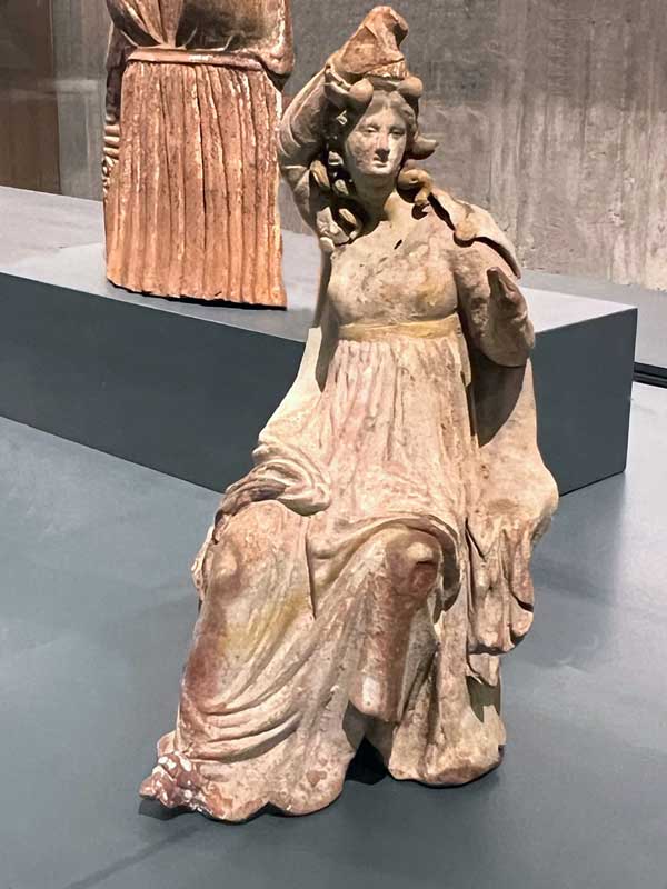 Figurine-de-femme-assise-en-terre-cuite,-Pe%CC%81riode-hellenistique-2e-1er-s.-av.JC.