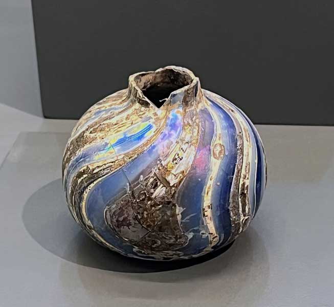 Unguentarium en verre : Flacon à parfum (Période
                  romaine, 2e-3e s. ap. J-C)