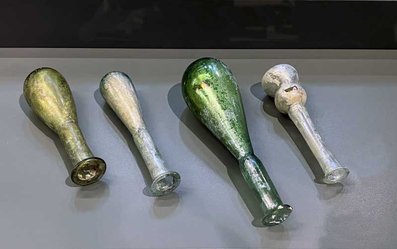Unguentarium-en-verre-(Flacon-a-parfum-et-a-huile--Per.-romaine-2e-3e-S.-ap.-JC