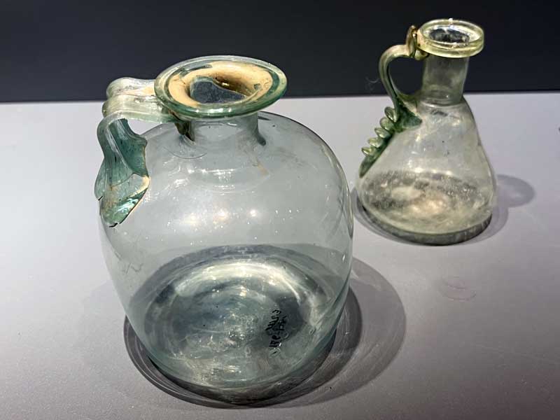 Bouteille-et-pichet-miniature-en-verre-(Periode-romaine)