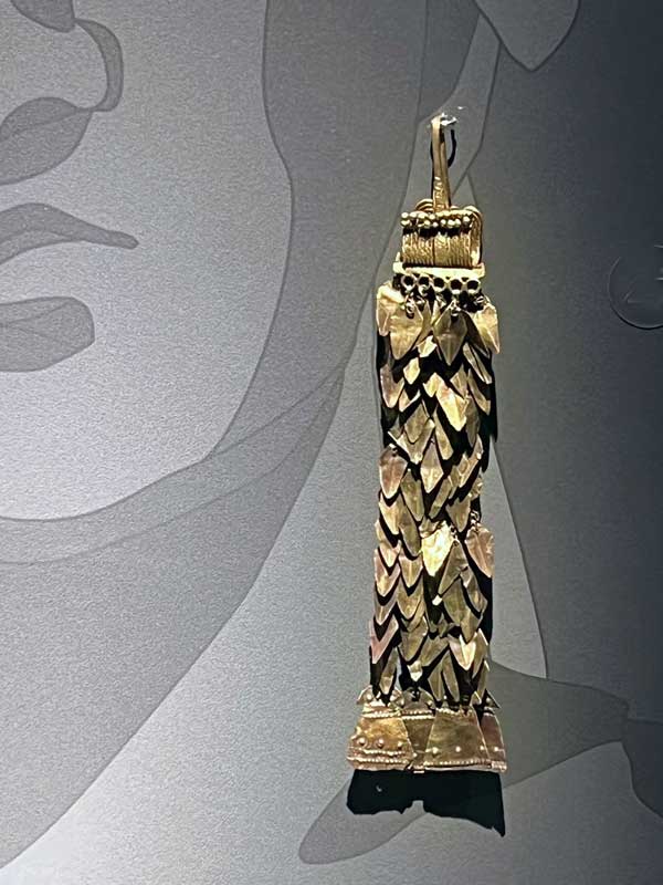 Boucles d'oreilles en électrum et or (3000 av.
                  J-C, début de l'Age du Bronze)