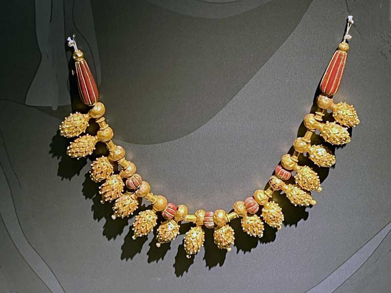 Collier-en-or-et-pierres rouges (Période
                  Archaique-6e-s.-av.J-C)