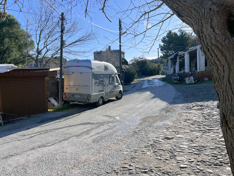 Bivouac à
                  Assos sur une rue du village perché