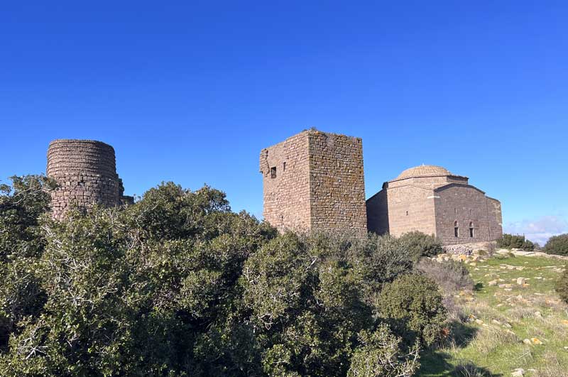 Assos : tours d'entrée de l'acropole et vieille
                  mosquée