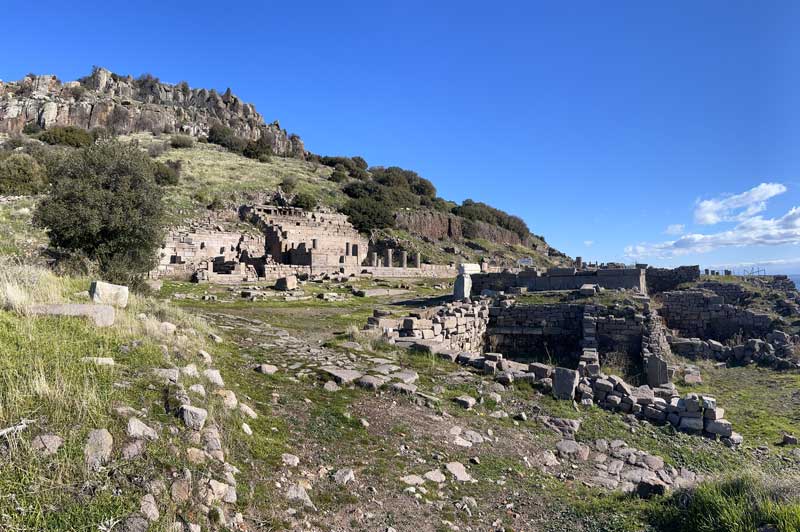 Assos-l'agora-et-ses-stoas