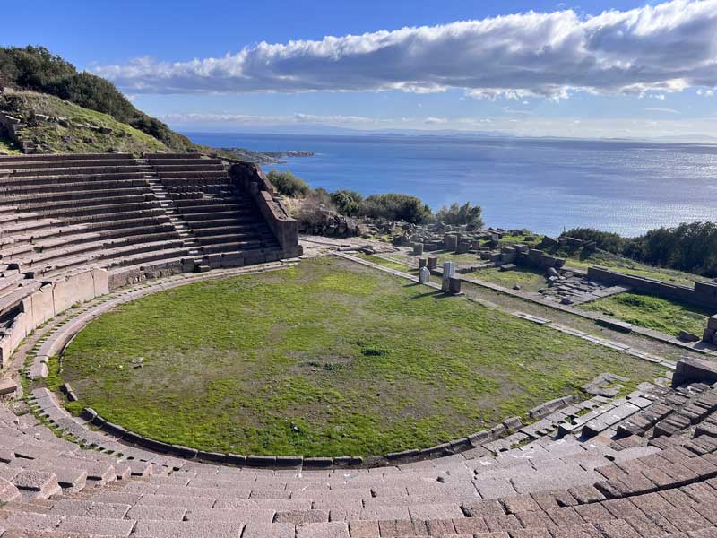 Le théâtre et la
                  mer à Assos