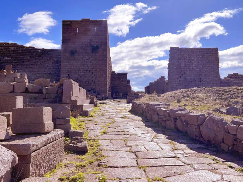 Assos-voie-d'acces-pavee-et-la-porte-ouest