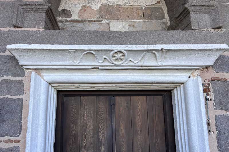 Assos-linteau-de-la-vieille-mosquee-avec-croix-byzantine