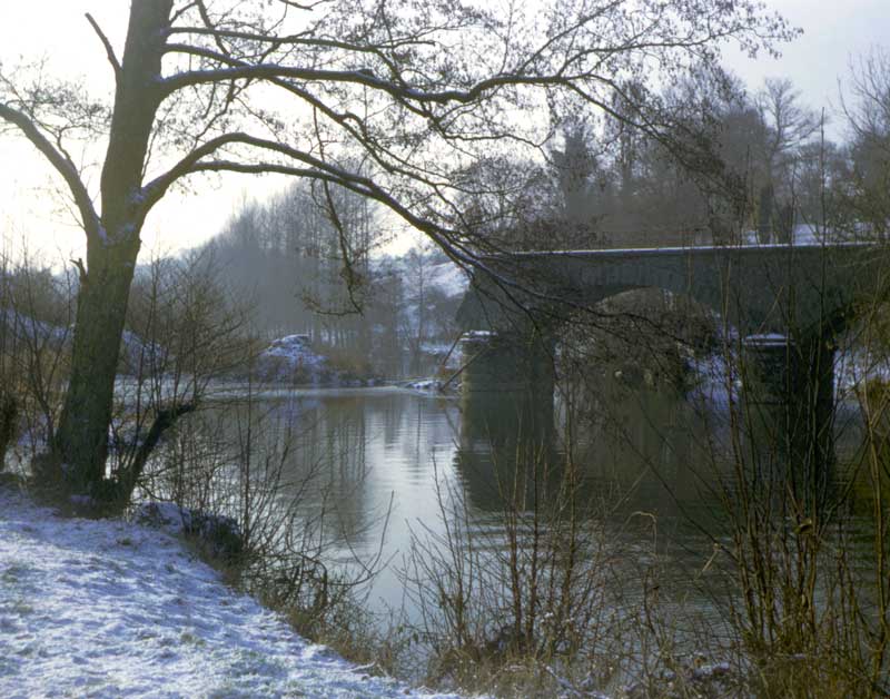 La rivière sous la neige