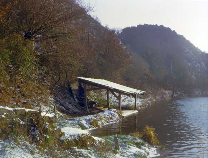 Le lavoir des Chanvres sur l'Orne en amont de Pont
            d'Ouilly