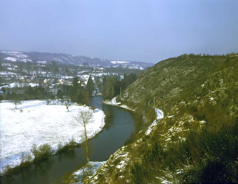 Neige sur la vallée de l'Orne en amont de Pont
            d'Ouilly