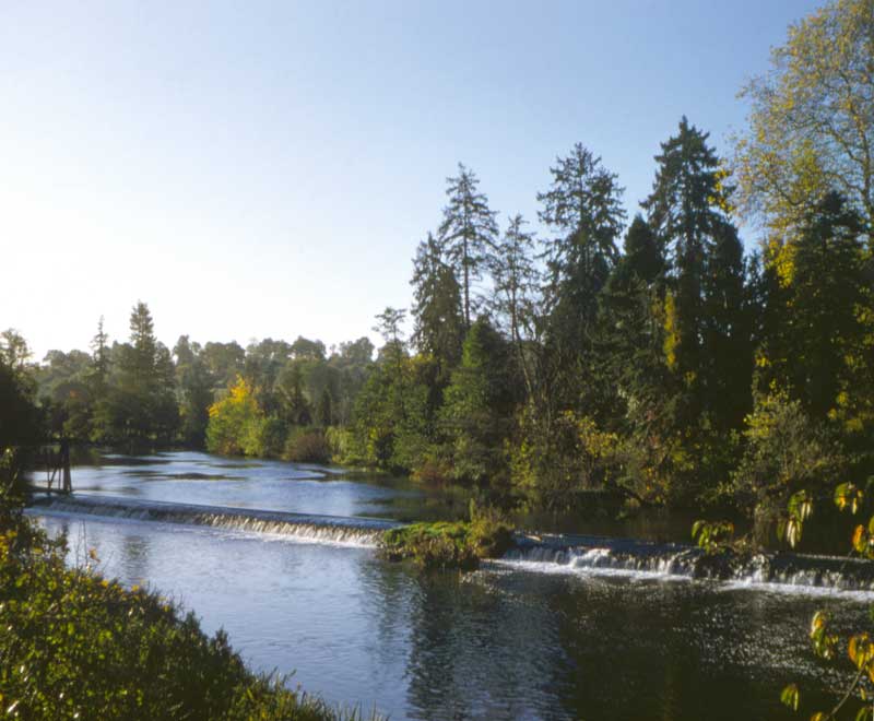 Le barrage de Pont d'Ouilly au matin