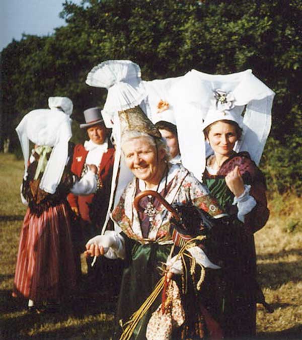Pardon de Saint Roch 1955 : Madame Messager &
              Anne-Marie Mourez
