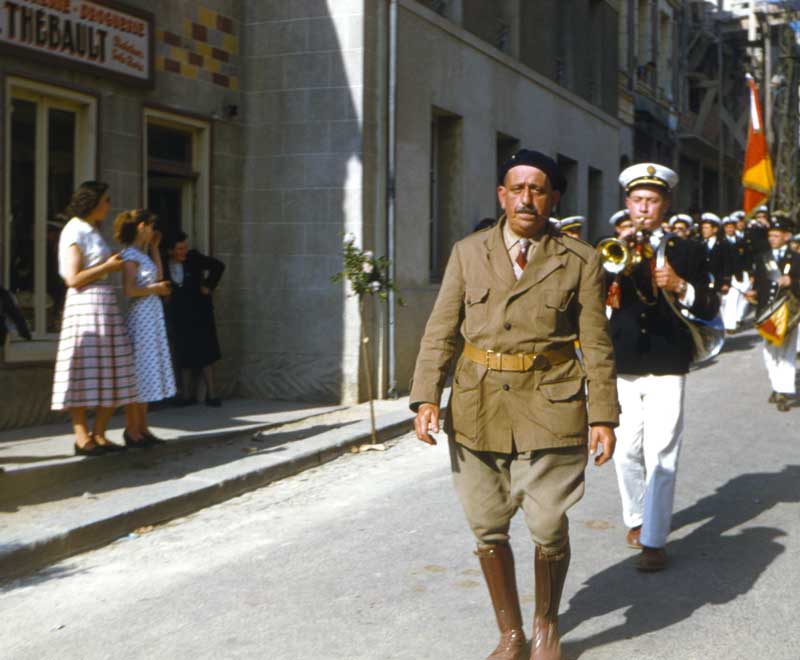 Pentecôte 1956 : notre garde-champêtre M. Flomond
              défile en tête de la fanfare