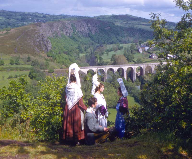 Clécy : coiffe cauchoise à la Croix de Favery