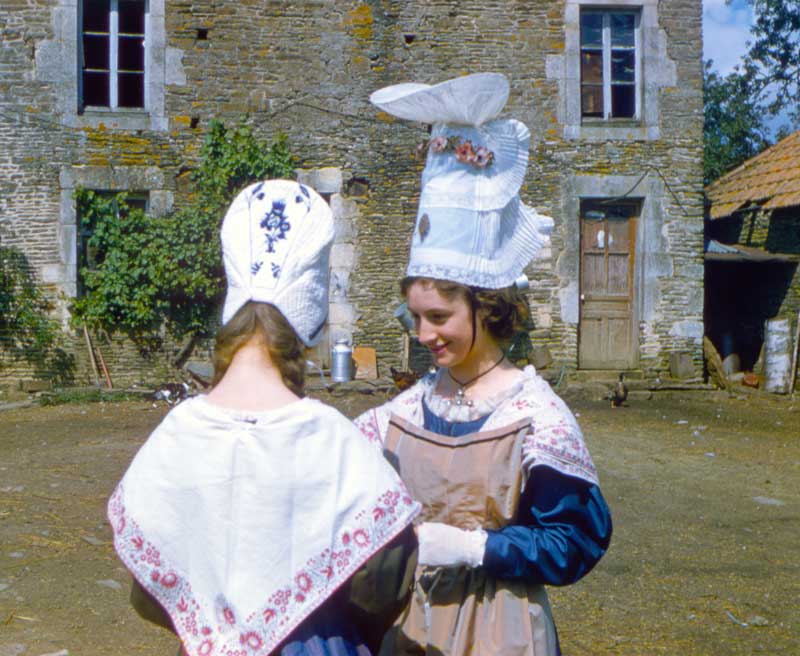 Ouilly-le-Basset : Coiffe d'Argentan & bonnet
              piqué