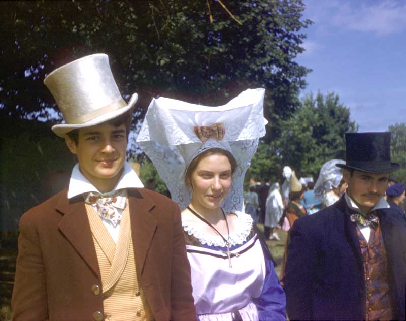 Pardon de Saint-Roch : Patrick & Anne L. portant
              la coiffe de Pont d'Ouilly
