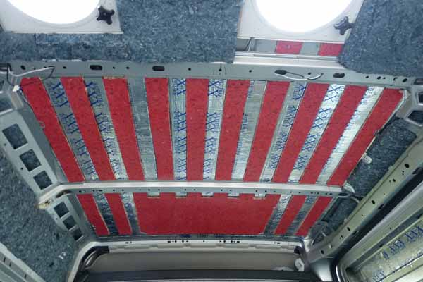 Le plafond avec ses 3 premières couches
                    d'isolant : Rattle Trap, sous-tapis, Ulttra Touch
