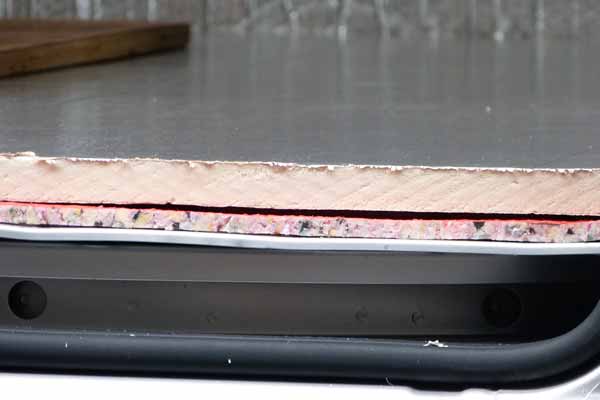 Plaque de polyisocyanurate sera ensuite
                    recouverte par le contreplaqué original