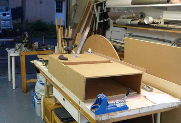 Assemblage du réservoir d'eaux grises dans
                    l'atelier.