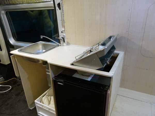 Meuble cuisinette avec évier, réchaud à alcool et
                  réfrigérateur