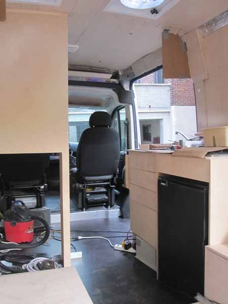 Cuisinette avec le frigo en place
