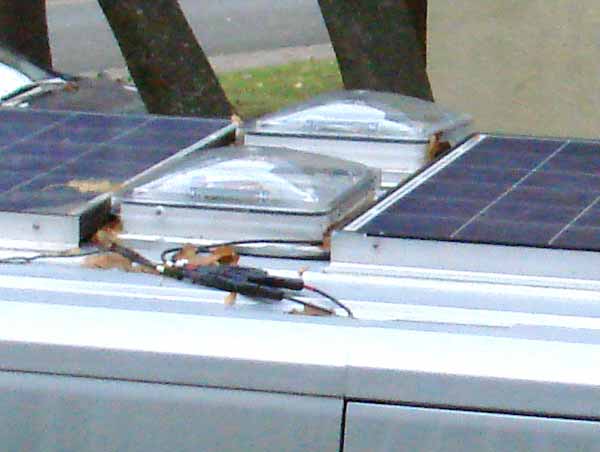 es
                      lanterneaux Fantastic encadrés par les panneaux
                      solaires