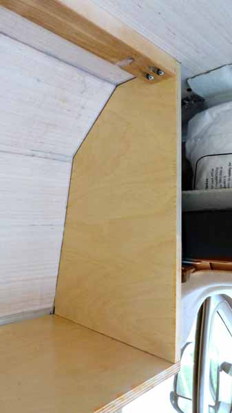 Cloison avant du placard au-dessus de la
                      dînette