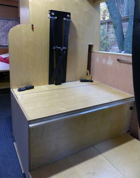 Assise de la banquette
                    dégagée