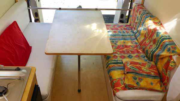 Table-arriere-en-place vue de l'interieur