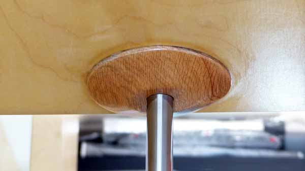 Pied de table et son embase à baïonnette sous
                    la table arrière