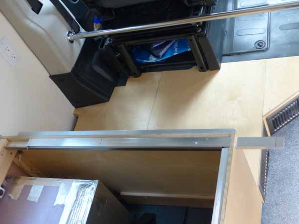 Tringle rétractable insérée dans la banquette
                      avant et barre avant