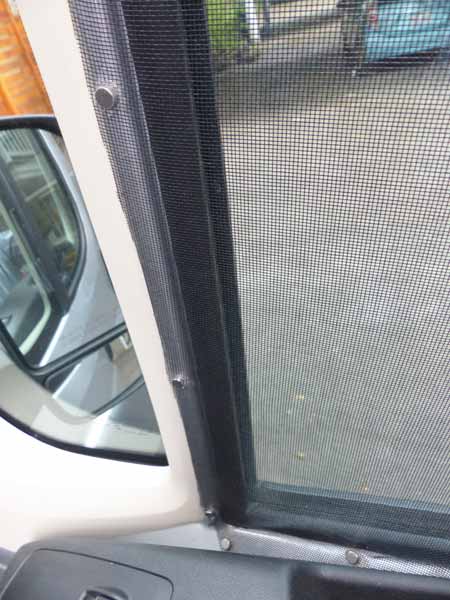 Détail des fixations de la moustiquaire sur
                        le cadre de la portière