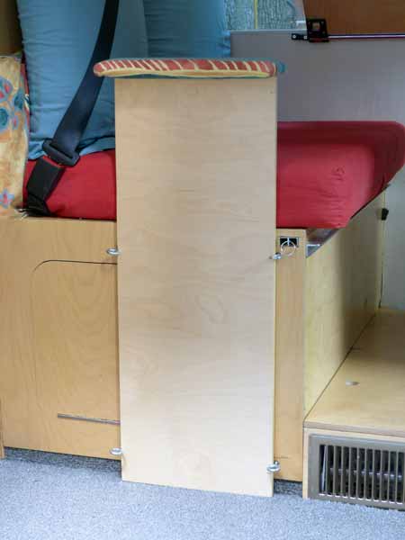 L'accoudoir de la banquette,
