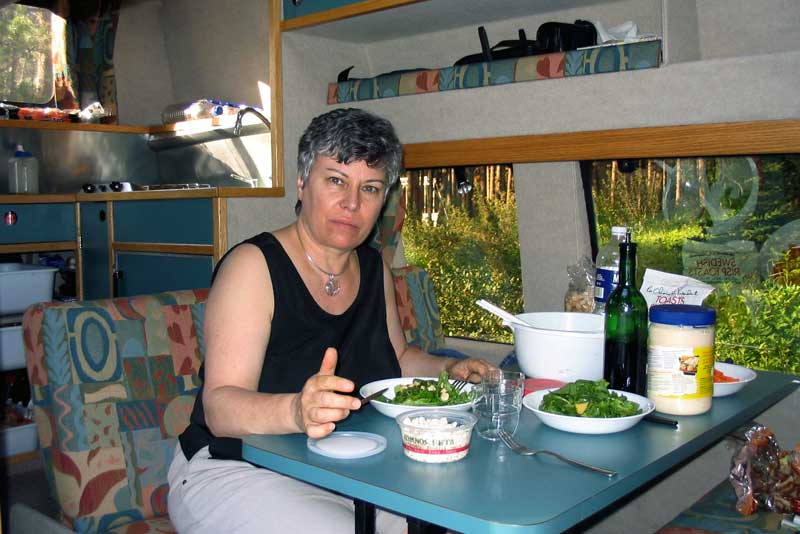 Monique pique-nique en entrant dans les
                  Rocheuses