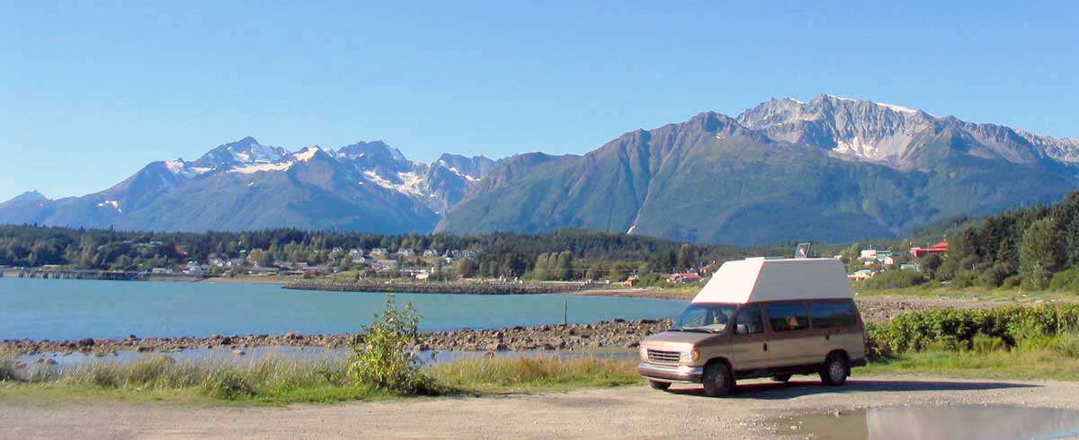 Bivouac
          devant la baie de Haines (Alaska)