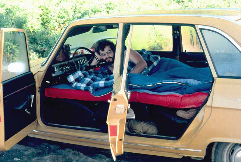 En été 1973
                  camping-car de fortune sous la pluie des Maritimes...